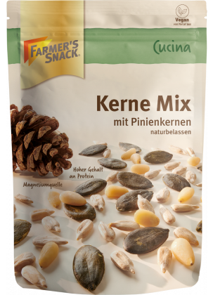 Opakowanie mieszanki nasion słonecznika, pestek dyni i orzeszków piniowych Mieszanka nasion CucinA 150 g z logo Farmer's Snack i etykietą wegańską