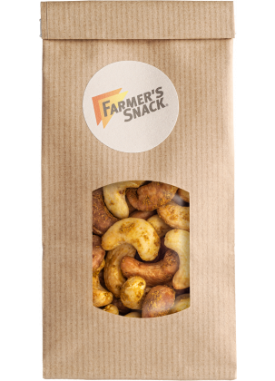 Wolnostojące opakowanie prażonych orzechów nerkowca z mieszanką przypraw curry w brązowym opakowaniu z naklejką z logo Farmer's Snack