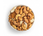 Mezcla de frutos secos con chips de coco y trozos de piña con mezcla de especias en un bol blanco, imagen aislada sobre fondo blanco