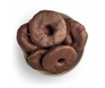 Anillas de manzana cubiertas con chocolate con leche en bol blanco
