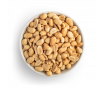 Cacahuetes tostados servidos en bol blanco