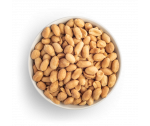 Cacahuetes tostados y salados en bol blanco