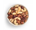 Mezcla de frutos secos tostados de almendras blanqueadas, almendras marrones naturales, avellanas, nueces pacanas y anacardos en un bol blanco sobre fondo blanco