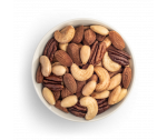 Frutos secos Gran Libertad, mezcla de almendras marrones naturales, almendras blanqueadas, nueces pacanas y anacardos en un bol blanco sobre un fondo blanco