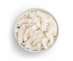 Chips de coco en un bol blanco