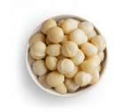 Macadamias tostadas y saladas en una bol blanco