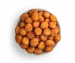Macadamia picante con mezcla de especias en un bol blanco