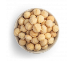 Macadamias dulces y saladas en un bol blanco