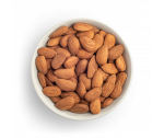 Almendras con piel naturales en bol blanco