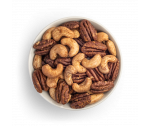 Mezcla de anacardos y nueces pacanas con mezcla de especias en bol blanco sobre fondo blanco