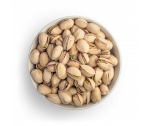 Pistachos tostados y salados en un bol blanco