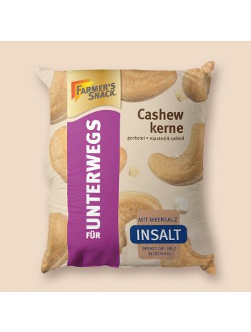 Cojín con forma de bolsa de anacardos tostados sobre fondo beige con el logotipo de Farmer's Snack