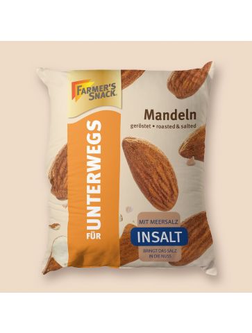 Sitzsack in Form von gerösteten Mandeln Unterwegs-Verpackung auf beigem Hintergrund mit Farmer's Snack Logo