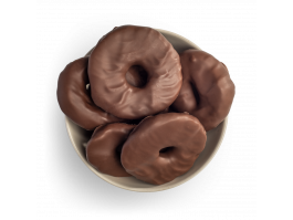 Anillas de manzana cubiertas con chocolate con leche en bol blanco