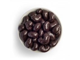 Anacardos con chocolate negro en bol blanco