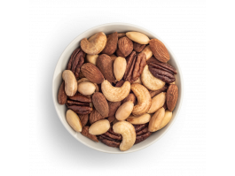 Frutos secos Gran Libertad, mezcla de almendras marrones naturales, almendras blanqueadas, nueces pacanas y anacardos en un bol blanco sobre un fondo blanco