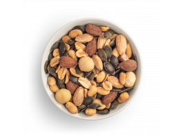 Mezcla de frutos secos Amor Portuario con pipas de calabaza, almendras blanqueadas, almendras marrones naturales, cacahuetes y macadamias en bol blanco sobre fondo blanco