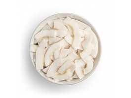 Chips de coco en un bol blanco
