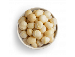Macadamias tostadas y saladas en una bol blanco