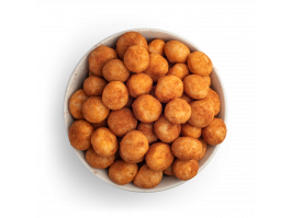 Macadamia picante con mezcla de especias en un bol blanco