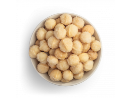 Macadamias dulces y saladas en un bol blanco