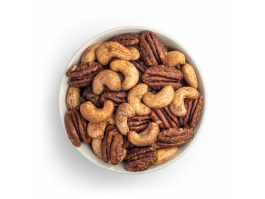 Mezcla de anacardos y nueces pacanas con mezcla de especias en bol blanco sobre fondo blanco