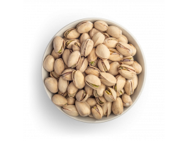 Pistachos tostados y salados en un bol blanco