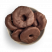 Anillas de manzana cubiertas con chocolate con leche en bol blanco