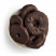 Anillas de manzana cubiertas con chocolate negro con base de bol blanco