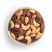Frutos secos Gran Libertad, mezcla de almendras marrones naturales, almendras blanqueadas, nueces pacanas y anacardos en un bol blanco sobre un fondo blanco