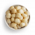 Macadamias tostadas y saladas en una bol blanco