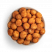 Macadamia picante con mezcla de especias en un bol blanco