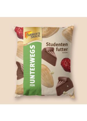 Sitzsack in Form von Studentenfutter Schoko Unterwegs-Verpackung auf beigem Hintergrund mit Farmer's Snack Logo