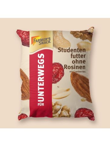 Sitzsack in Form von Studentenfutter ohne Rosinen Unterwegs-Verpackung mit Cranberries auf beigem Hintergrund mit Farmer's Snack Logo