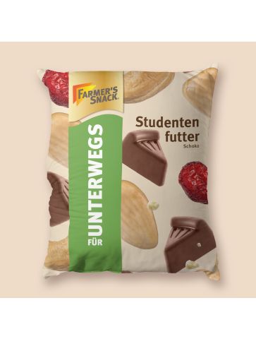 Sitzsack in Form von Studentenfutter Schoko Unterwegs-Verpackung auf beigem Hintergrund mit Farmer's Snack Logo